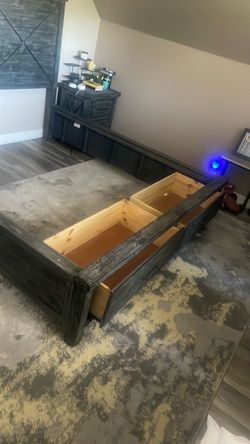 Bed frame (wood planks for support included)