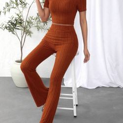 Essnce 2-Piece Set – Crop Top + Flare Leg Pants