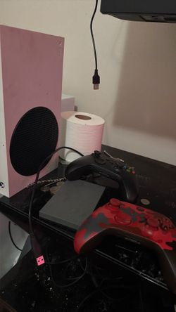 Xbox s series with 2 controllers and a 2 tb hard drive