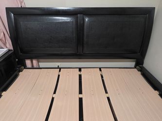 King Bed Black Leather Headboard...Cama King de cabecera de cuero negra.