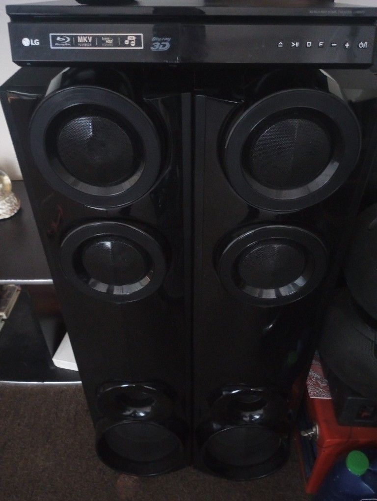 LG Blue Ray Player And Stereo Receiver With 2 1000 Watt Speakers $200