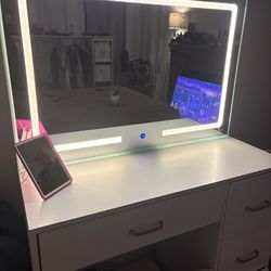 White vanity almost new