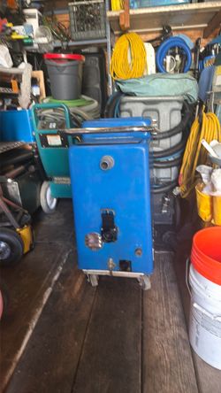 Carpet cleaning machine