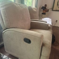 🚨 Recliner Chair - Great Condition! $120 OBO 🚨