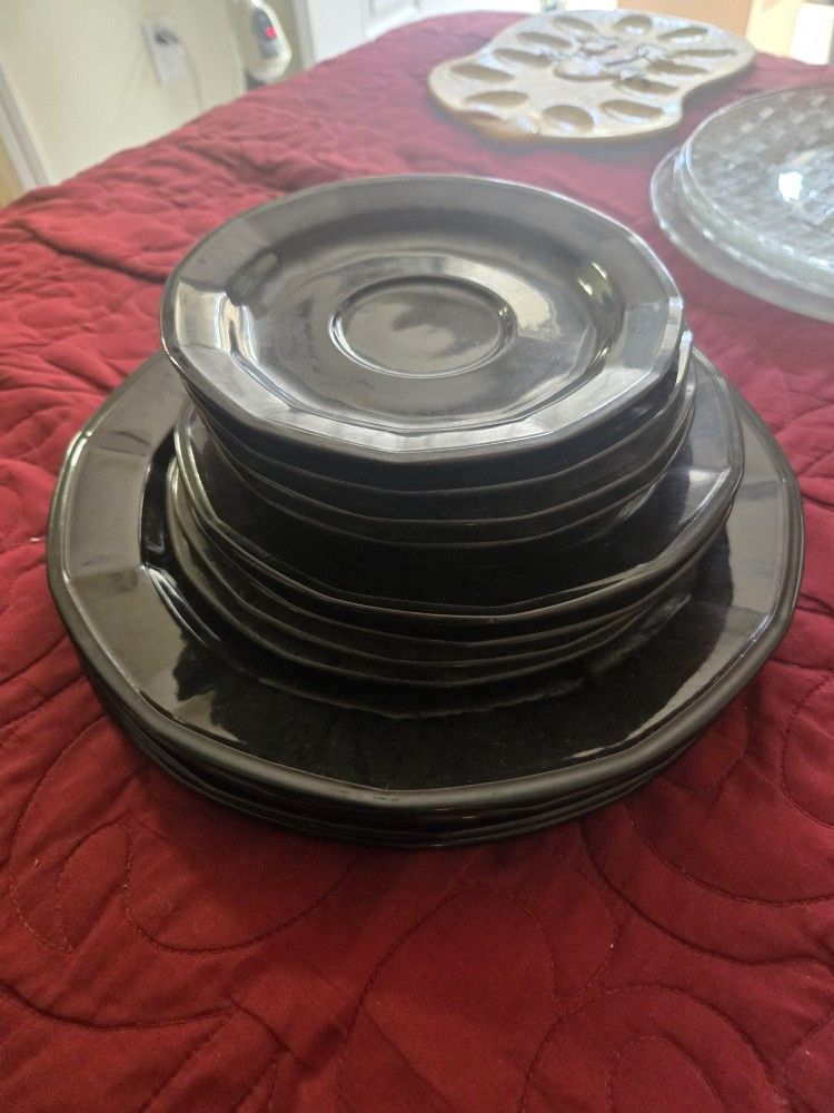 12 Piece STONEWARE PLATES..OVEN TO TABLE..DISHWASHER AND MICROWAVE SAFE..MADE IN JAPAN..BLACK