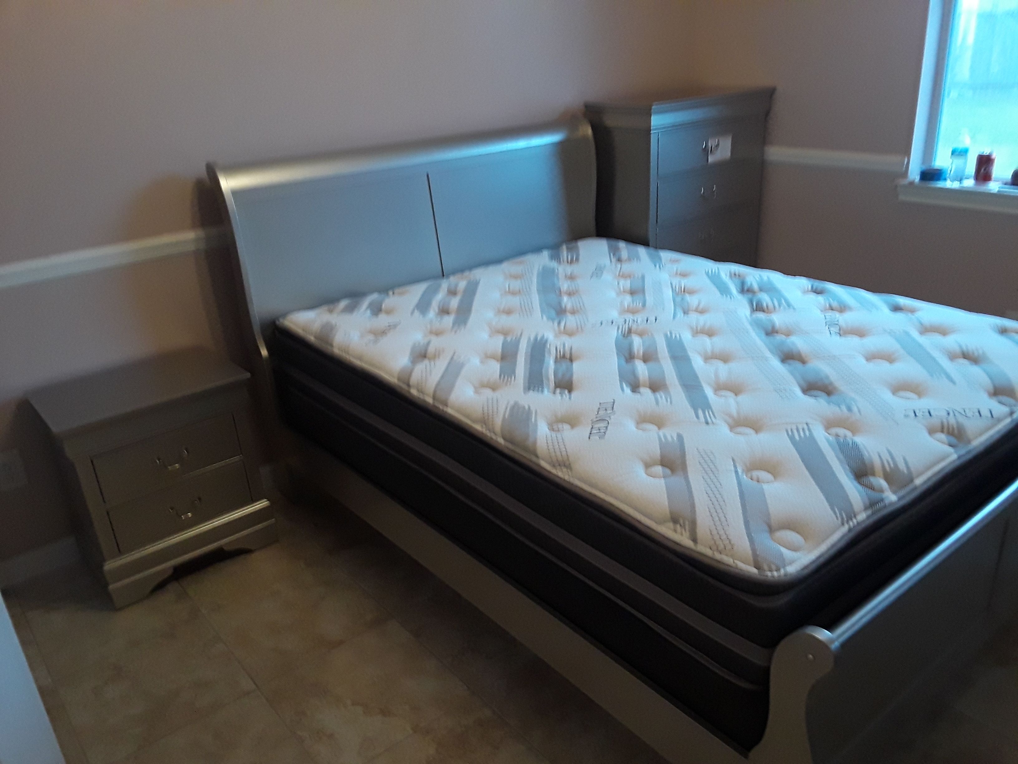 Champagne color bedroom sets- all sizes- 5 pieces-mattress not included - q $600 k$700 - pay on delivery