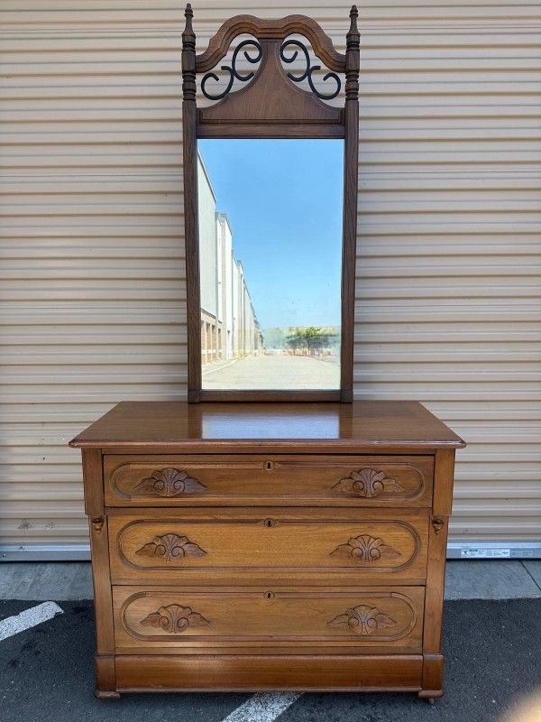 Dresser with secret drawer and mirror/ tocador con cajon secreto y espejo