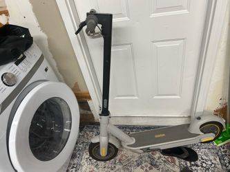 Electric scooter nine bot