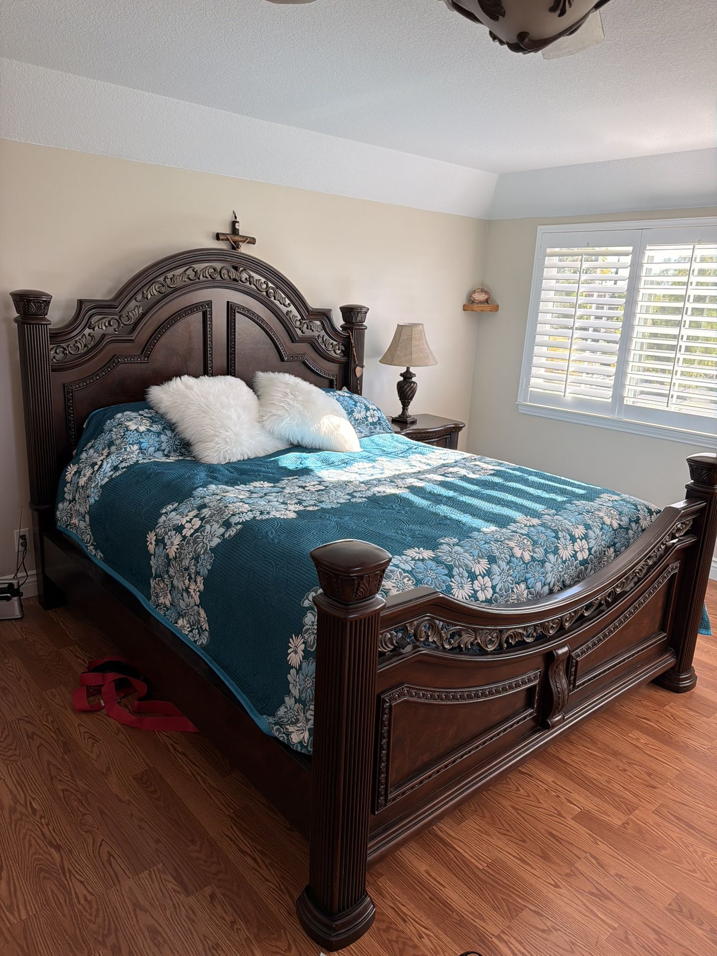 Elegant Wooden CalKing Bedroom Set