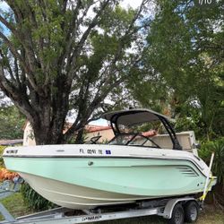 2022 Bayliner deck boat powered by a MerCruiser 250 MAG MPI (5.7L V8, 250 HP)
