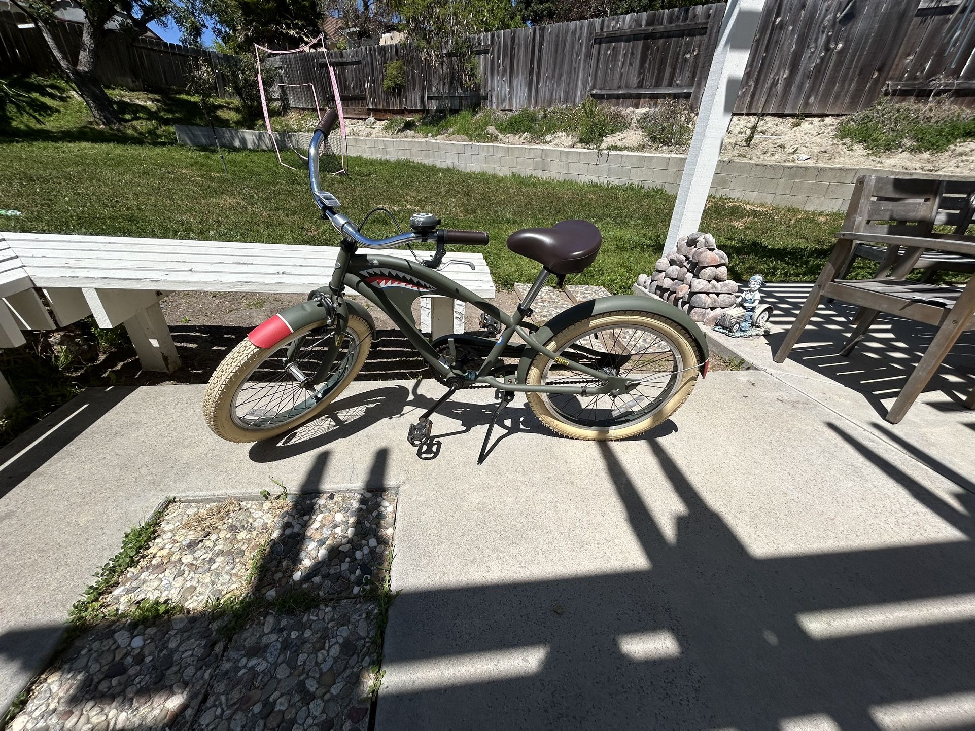 Limited edition Electra Tiger Shark model 1/30 series. 20' young adult model.