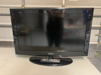 Samsung 32” HD LCD TV or monitor with working remote - not a smart tv - Great For Older Gaming Systems