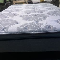 Sealy queen mattress and boxspring. It’s very good condition. It’s clean.