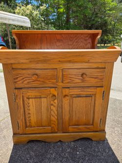 Solid Oak Buffet Hutch / Server – Excellent Condition – $257