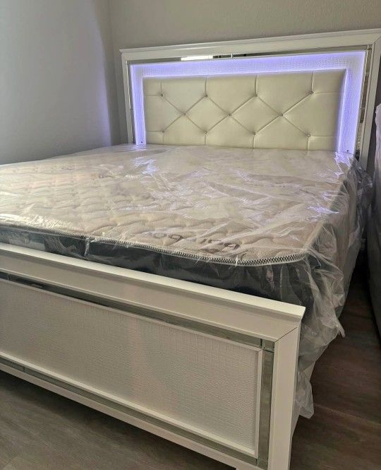 Queen Bedroom Set LED Lights New 4 Pcs Bed Dresser Mirror Nightstand
