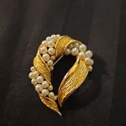 Vtg. Signed Crown Trifari 33 Faux Pearl's & Brushed Gold Tone Brooch Pin 2" Very Rare!