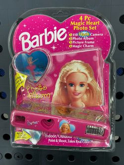 Barbie 4 pc Magic Heart Photo Set