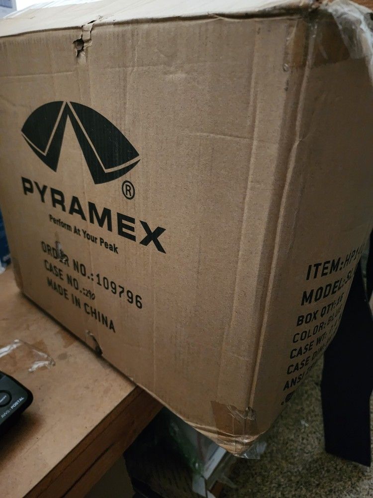 10 Pyramex Hard Hat 4pt Ratchet Suspension.