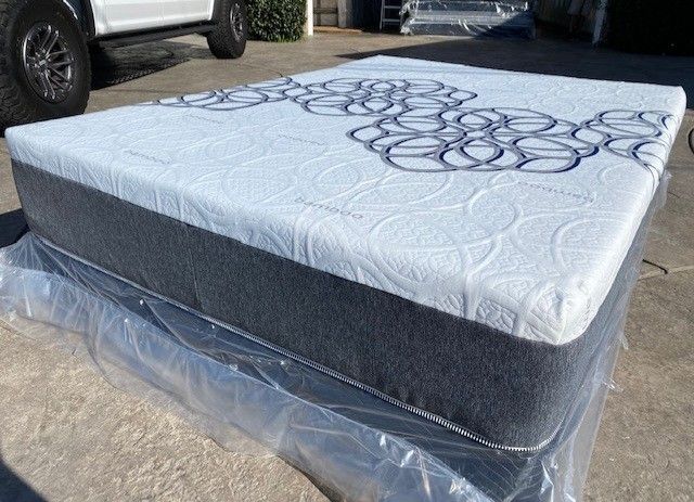 King Bamboo Hybrid Cooling Gel Memory Foam Mattress!!