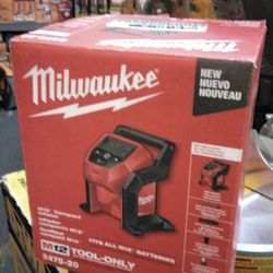 MILWAUKEE M12 COMPACT INFLATOR (TOOL ONLY)