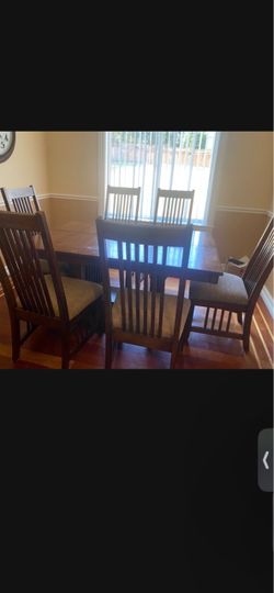 Extandable dining table with six chairs
