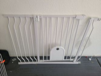 29.5"-48.4" Wide Adjustable White Metal Safety /Baby or Pet Gate
