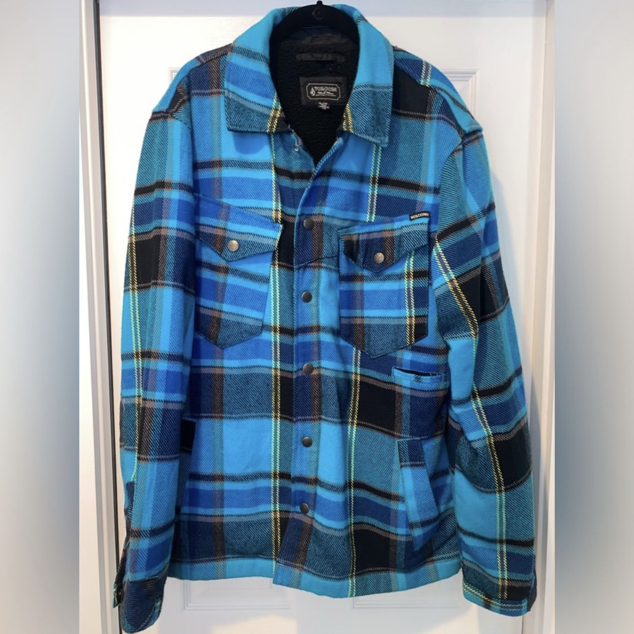 Volcom Men’s Flannel Snap Button Jacket with Fleece Lining (size XL) 