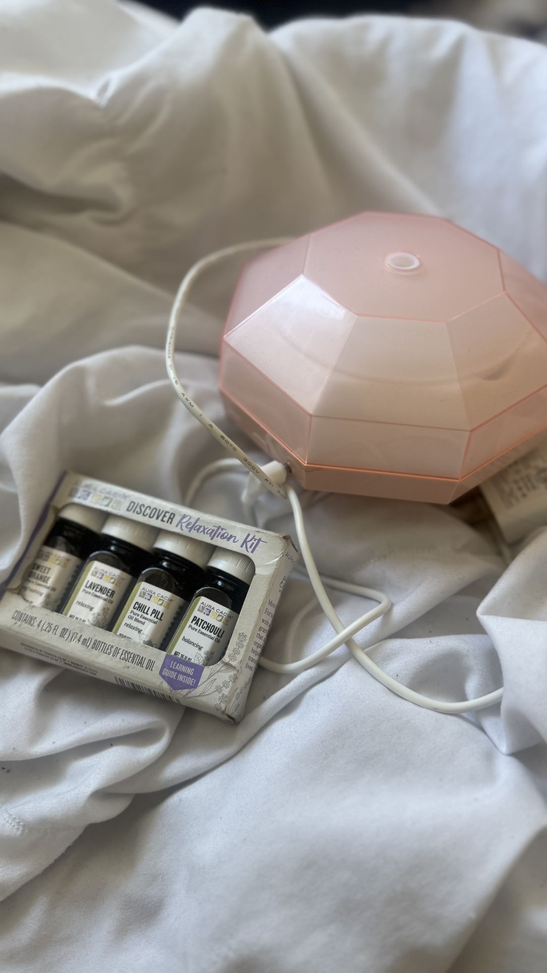 ๐ธ Small Geometric Light Pink Oil Diffuser + 4 Essential Oils Bundle โ $15 ๐ธ