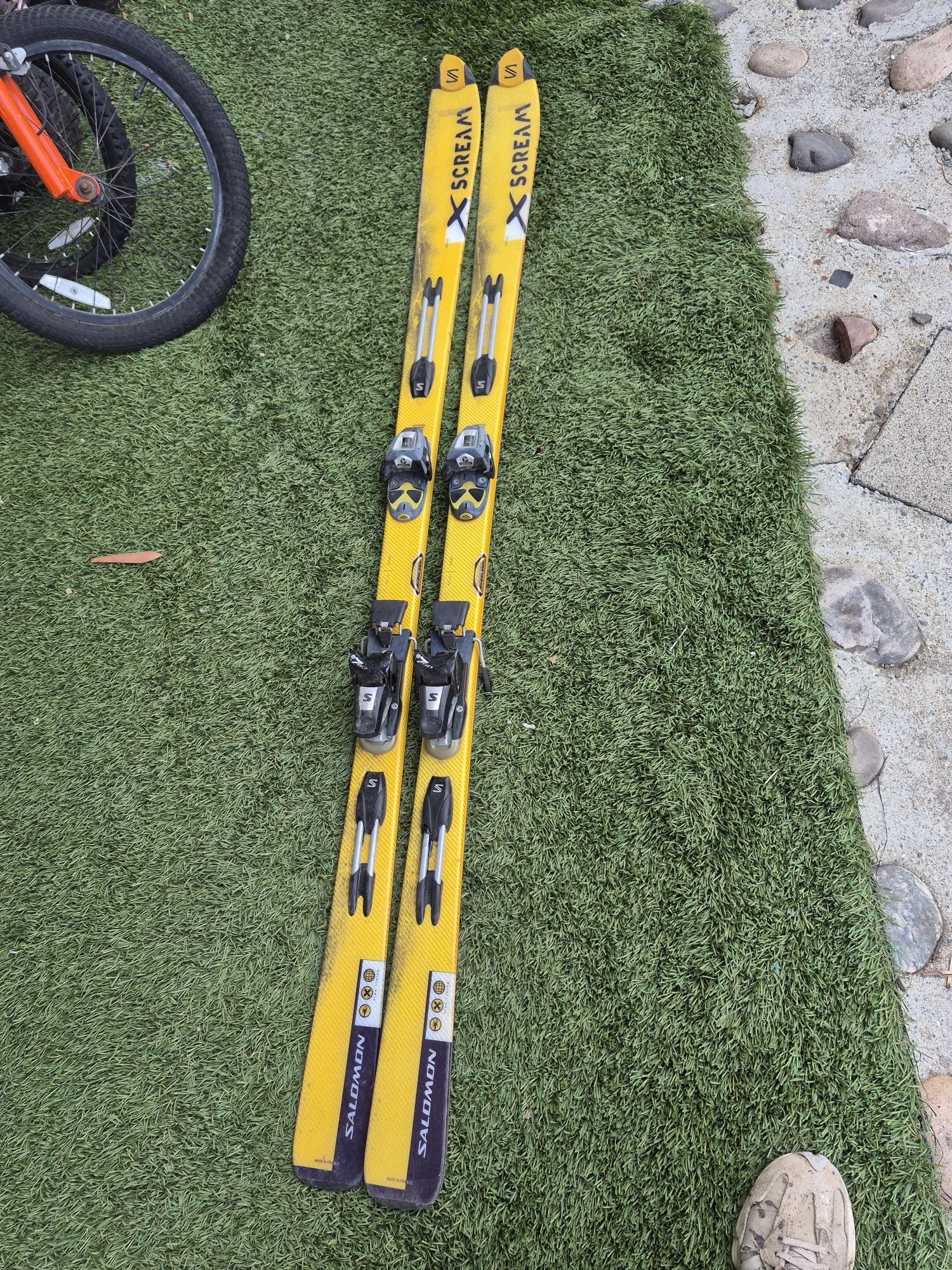 Salomon X-Scream 169 cm skis with Tyrolia SP 9 fixings.