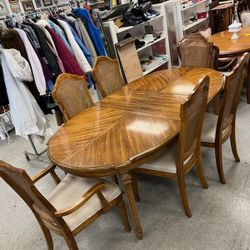 Beautiful Table And 6 Chairs 