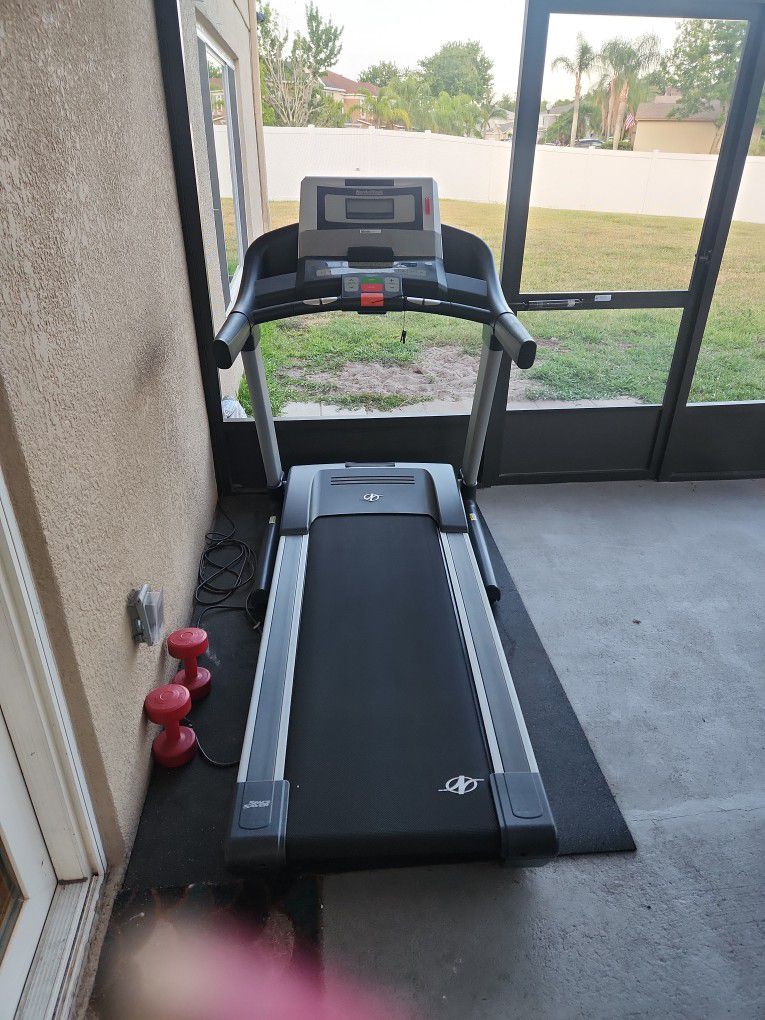 Nordictrack CommercialZS Treadmill (Cover Included)