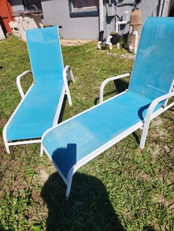 2 chaise lounge chairs