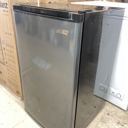 4.4 Cu ft One Door Mini Fridge, Stainless, New