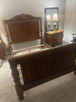 Queen freestanding bed