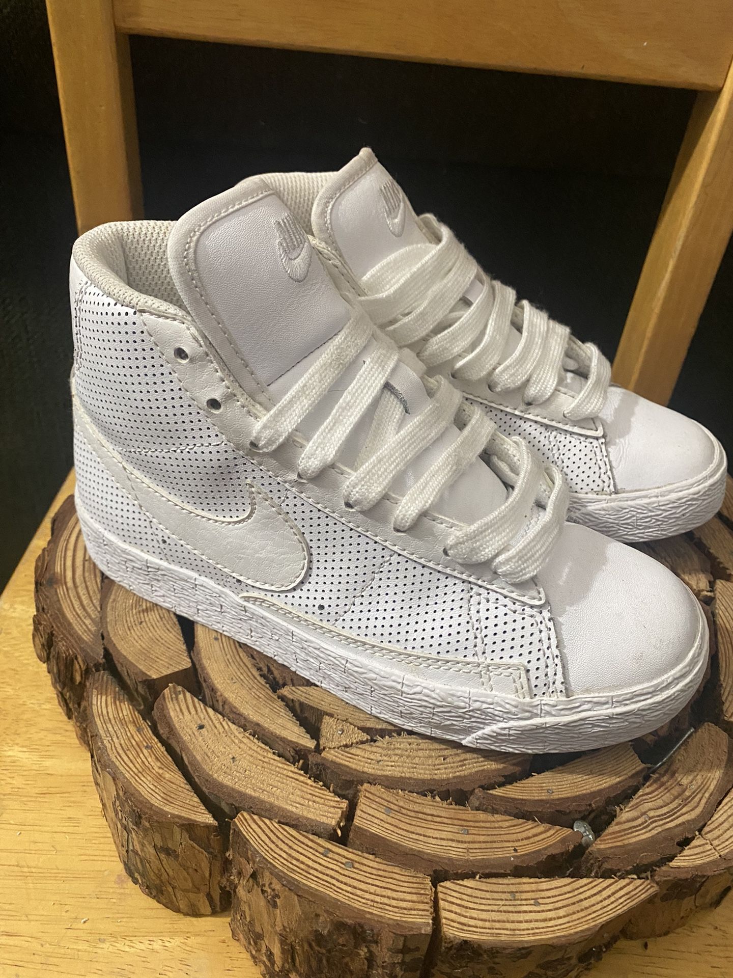 White Nike Shoes Size:12 For Girl