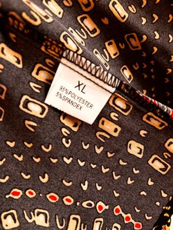 Blusa de mujer negra con estampado, manga corta