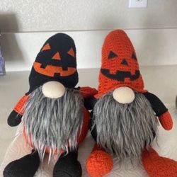 2 HALLOWEEN GNOMES HUGGING