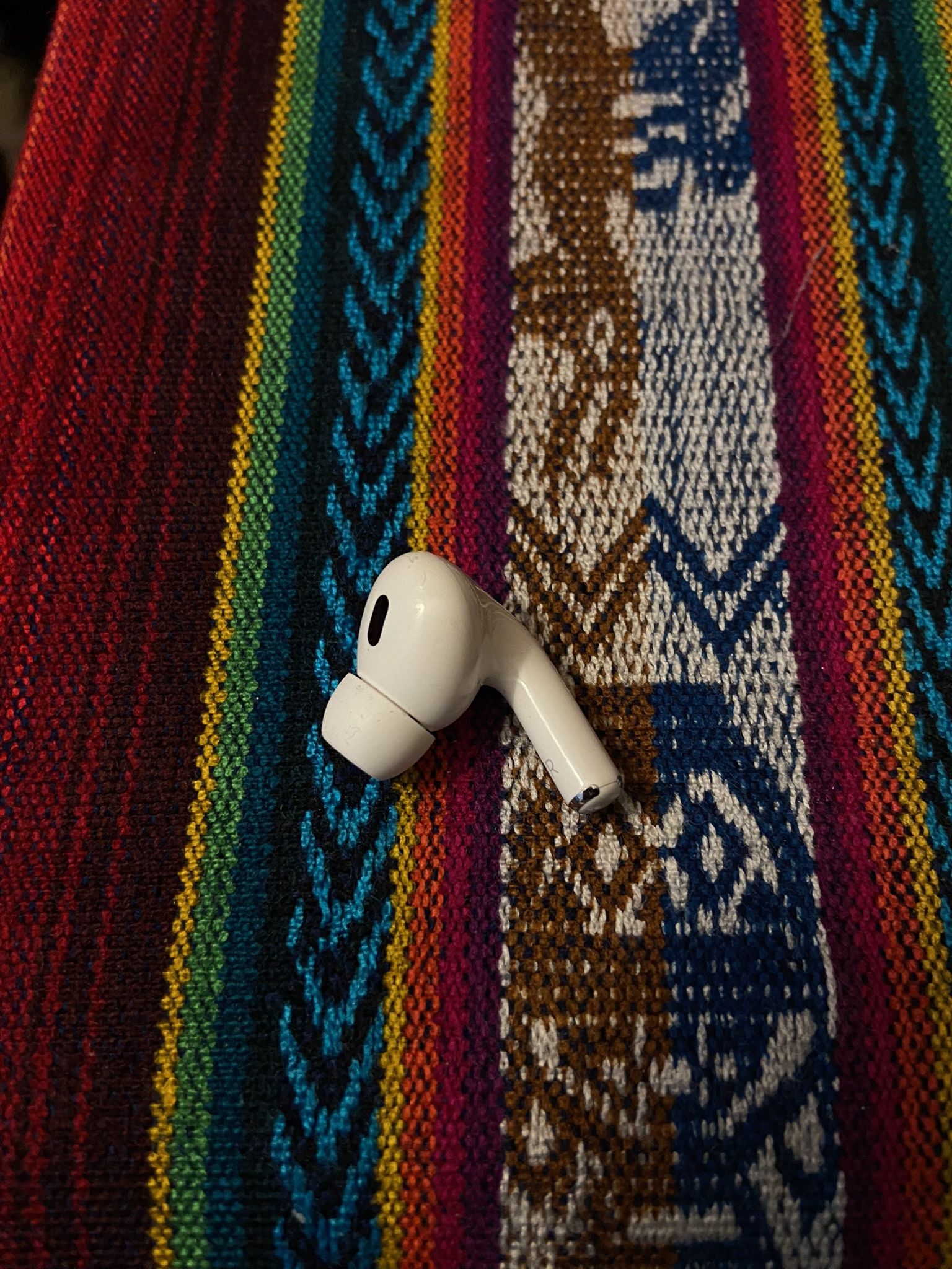 Apple Single RIGHT Earbud. A4037.