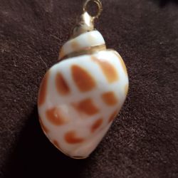 14k Gold And Shell Pendant