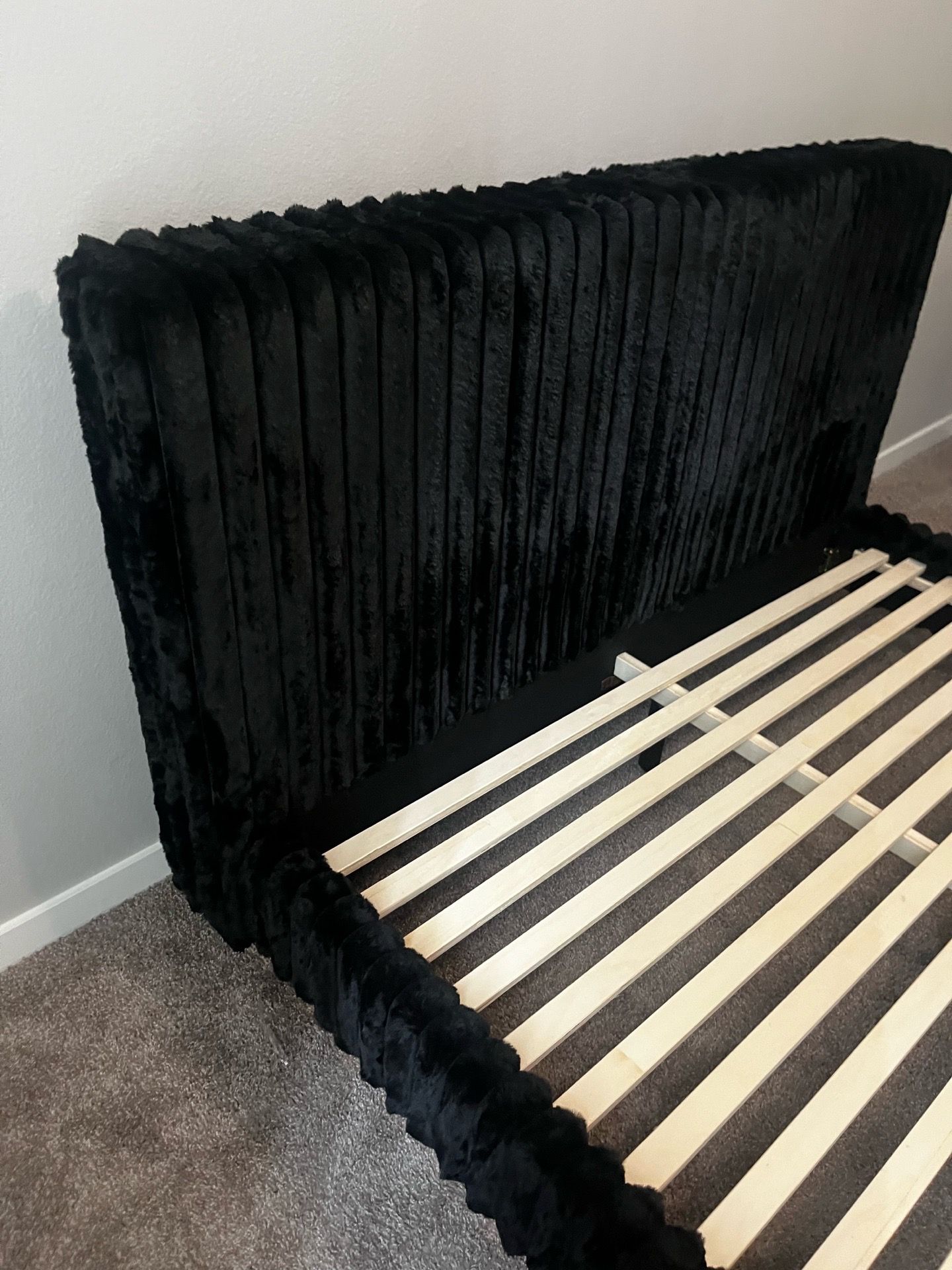 Size: Queen size Bed, Asking price: 550 Cash or Apple Pay only