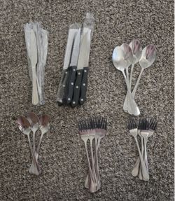 complete silverware set with steak and prep knives