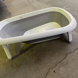OXO Tot Splash & Store Bath Tub