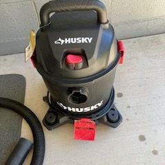 Husky 4 Gallon Shop Vac with Locking Hose