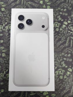 Apple IPhone 17 Pro Max Unlocked for all carriers and comes with 1 year warranty 🔥