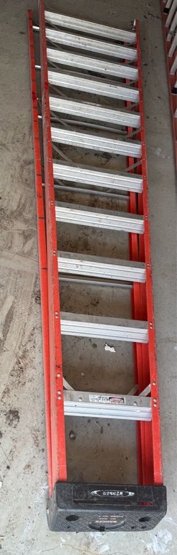 Werner 12ft TYPE IA 300LB LOAD CAPACITY FIBERGLASS STEP LADDER