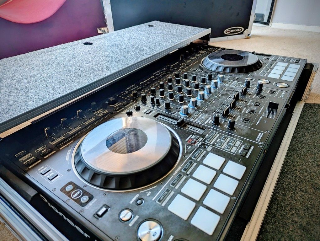 Pioneer DJ DDJ-RZ Controller & Odyssey Case
