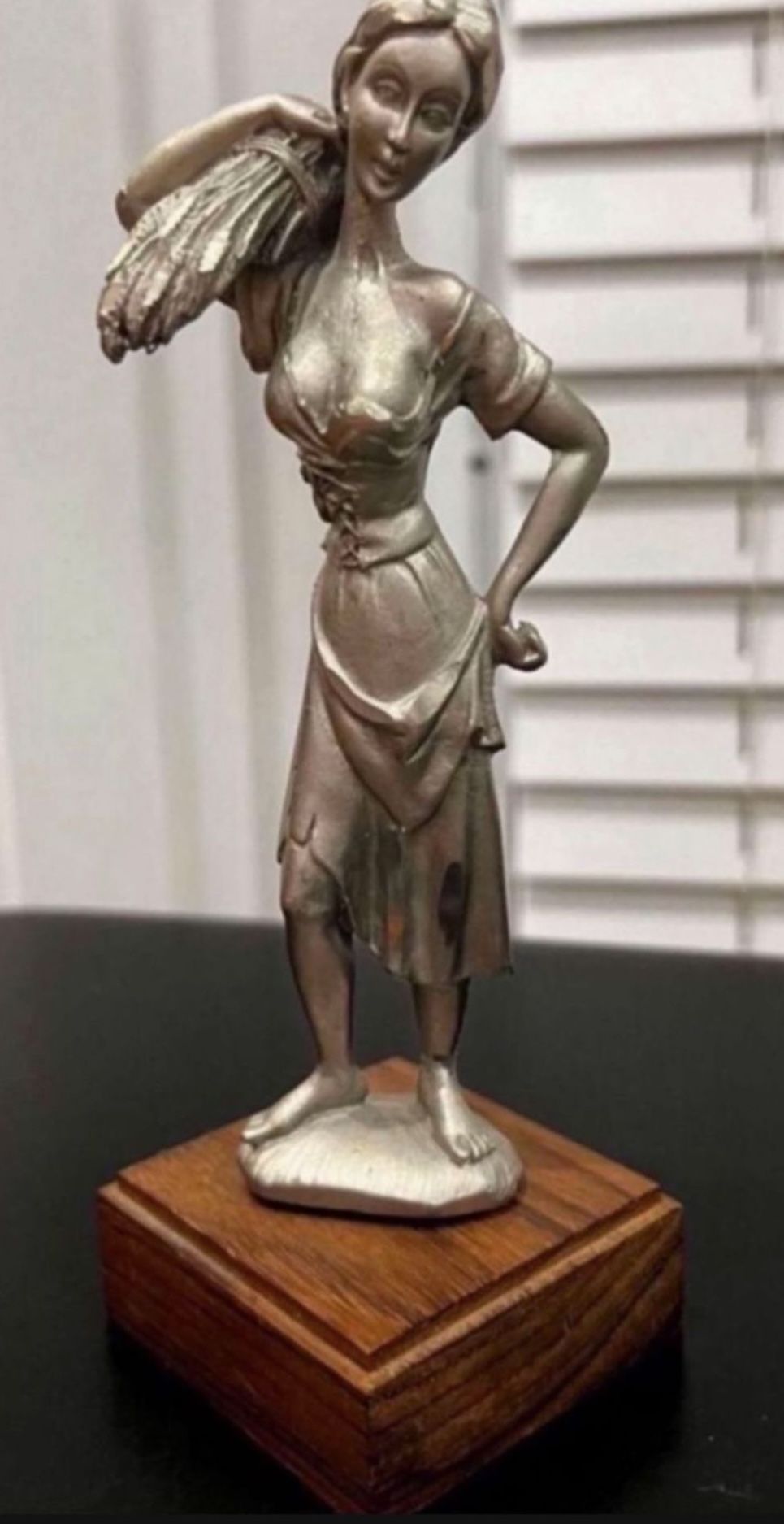 Vintage cesellato a mano made in Italy ๐ฎ๐น lady woman pewter metal figurine on wooden stand marked In great condition Approx 7โ x 2.5โ