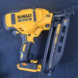DEWALT 20V MAX XR 16-Gauge Electric Cordless Angled Finishing Nailer Kit