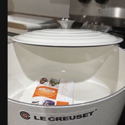 ABSOLUTELY GORGEOUS LE CREUSET DUTCH OVEN! 