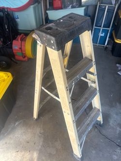 Green Bull Fiberglass Step Ladder